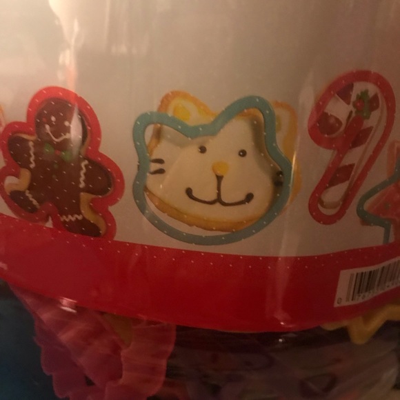 NEW 101 Cookie Cutters w/ Storage Barrel - Picture 3 of 5